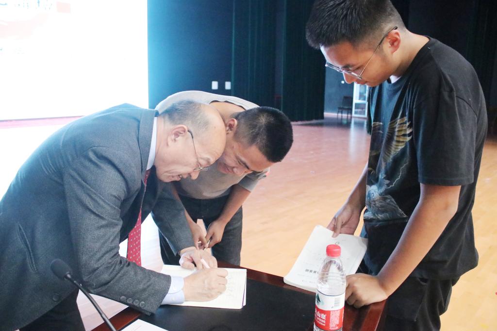 讲坛结束后,学生纷纷上台请张传增教授签字留念 bwin必赢登录入口